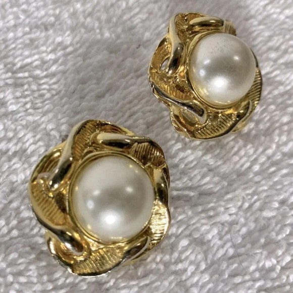Vintage Gold Tone With Faux  Pearl Centre Clip On Earrings - Picture 5 of 8